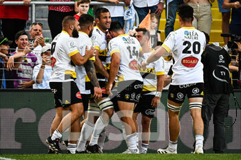 15/05/2022 - Ihaia WEST of Stade Rochelais celebrate his try with teammates during the European Rugby Champions Cup, Semi-finals rugby union match between Racing 92 and Stade Rochelais (La Rochelle) on May 15, 2022 at Bollaert-Delelis stadium in Lens, France - RACING 92 AND STADE ROCHELAIS (LA ROCHELLE) - HEINEKEN CHAMPIONS CUP - RUGBY