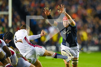 2022-02-05 - Scotland's Grant Gilchrist tries to block the kick of England's Ben Youngs during the Six Nations 2022 rugby union match between Scotland and England on February 5, 2022 at BT Murrayfield in Edinburgh, Scotland - SIX NATIONS 2022 - SCOTLAND VS ENGLAND - SIX NATIONS - RUGBY