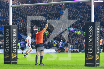 2022-02-05 - Referee Ben O?Keeffe (New Zealand) awards a penalty try to Scotland during the Six Nations 2022 rugby union match between Scotland and England on February 5, 2022 at BT Murrayfield in Edinburgh, Scotland - SIX NATIONS 2022 - SCOTLAND VS ENGLAND - SIX NATIONS - RUGBY