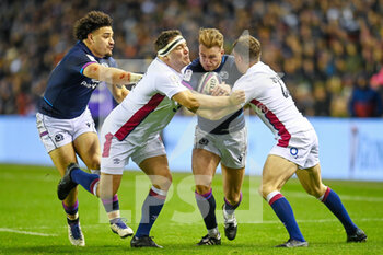 2022-02-05 - Scotland Captain, Stuart Hogg runs between England's Jamie George and England's George Ford during the Six Nations 2022 rugby union match between Scotland and England on February 5, 2022 at BT Murrayfield in Edinburgh, Scotland - SIX NATIONS 2022 - SCOTLAND VS ENGLAND - SIX NATIONS - RUGBY