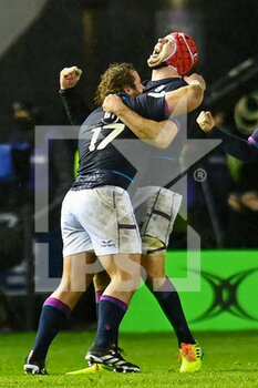 2022-02-05 - Scotland's Grant Gilchrist screams with joy as he is hugged by Scotland's Pierre Schoeman after the final whistle during the Six Nations 2022 rugby union match between Scotland and England on February 5, 2022 at BT Murrayfield in Edinburgh, Scotland - SIX NATIONS 2022 - SCOTLAND VS ENGLAND - SIX NATIONS - RUGBY