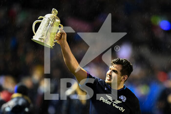 2022-02-05 - Scotland's Stuart McInally celebrates with the Calcutta Cup after the final whistle during the Six Nations 2022 rugby union match between Scotland and England on February 5, 2022 at BT Murrayfield in Edinburgh, Scotland - SIX NATIONS 2022 - SCOTLAND VS ENGLAND - SIX NATIONS - RUGBY