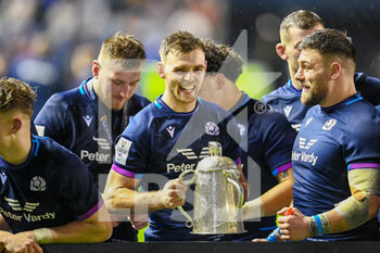 2022-02-05 - Scotland's Ben White is all smiles and holds the Calcutta Cup after the final whistle during the Six Nations 2022 rugby union match between Scotland and England on February 5, 2022 at BT Murrayfield in Edinburgh, Scotland - SIX NATIONS 2022 - SCOTLAND VS ENGLAND - SIX NATIONS - RUGBY