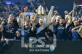 2022-02-05 - The Scotland team celebrate winning the Calcutta Cup after the final whistle during the Six Nations 2022 rugby union match between Scotland and England on February 5, 2022 at BT Murrayfield in Edinburgh, Scotland - SIX NATIONS 2022 - SCOTLAND VS ENGLAND - SIX NATIONS - RUGBY