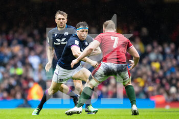 2022-02-12 - Hamish Watson of Scotland lines up Ross Moriarty of Wales during the Six Nations 2022, rugby union match between Wales and Scotland on February 12, 2022 at Principality Stadium in Cardiff, Wales - SIX NATIONS 2022 - WALES VS SCOTLAND - SIX NATIONS - RUGBY
