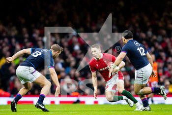 2022-02-12 - Liam Williams of Wales lines up Chris Harris of Scotland during the Six Nations 2022, rugby union match between Wales and Scotland on February 12, 2022 at Principality Stadium in Cardiff, Wales - SIX NATIONS 2022 - WALES VS SCOTLAND - SIX NATIONS - RUGBY