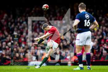 2022-02-12 - Dan Biggar of Wales kicks the winning penalty during the Six Nations 2022, rugby union match between Wales and Scotland on February 12, 2022 at Principality Stadium in Cardiff, Wales - SIX NATIONS 2022 - WALES VS SCOTLAND - SIX NATIONS - RUGBY