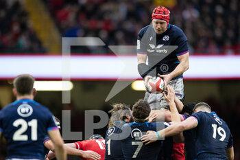 2022-02-12 - Grant Gilchrist of Scotland claims the lineout during the Six Nations 2022, rugby union match between Wales and Scotland on February 12, 2022 at Principality Stadium in Cardiff, Wales - SIX NATIONS 2022 - WALES VS SCOTLAND - SIX NATIONS - RUGBY
