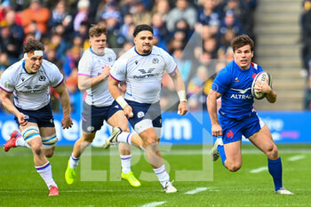 2022-02-26 - France's Antoine Dupont breaks clear during the Six Nations 2022, rugby union match between Scotland and France on February 26, 2022 at BT Murrayfield Stadium in Edinburgh, Scotland - SIX NATIONS 2022 - SCOTLAND VS FRANCE - SIX NATIONS - RUGBY