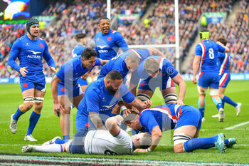 2022-02-26 - The French team congratulate France's Paul Willemse after he scores the opening try during the Six Nations 2022, rugby union match between Scotland and France on February 26, 2022 at BT Murrayfield Stadium in Edinburgh, Scotland - SIX NATIONS 2022 - SCOTLAND VS FRANCE - SIX NATIONS - RUGBY