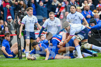 2022-02-26 - France's Yoram Moefana scores the second try for France during the Six Nations 2022, rugby union match between Scotland and France on February 26, 2022 at BT Murrayfield Stadium in Edinburgh, Scotland - SIX NATIONS 2022 - SCOTLAND VS FRANCE - SIX NATIONS - RUGBY
