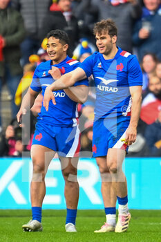 2022-02-26 - France's Damian Penaud (right) is congratulated by France's Yoram Moefana after he scores a try during the Six Nations 2022, rugby union match between Scotland and France on February 26, 2022 at BT Murrayfield Stadium in Edinburgh, Scotland - SIX NATIONS 2022 - SCOTLAND VS FRANCE - SIX NATIONS - RUGBY