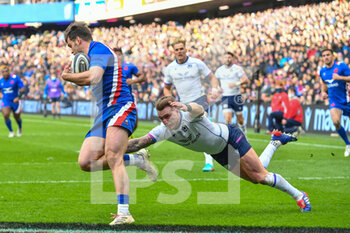 2022-02-26 - Scotland Captain, Stuart Hogg tries to tackle France's Damian Penaud during the Six Nations 2022, rugby union match between Scotland and France on February 26, 2022 at BT Murrayfield Stadium in Edinburgh, Scotland - SIX NATIONS 2022 - SCOTLAND VS FRANCE - SIX NATIONS - RUGBY