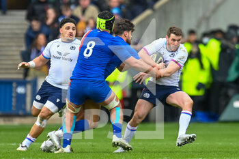 2022-02-26 - Scotland's Mark Bennett tries to break clear of France's Romain Ntamack and Gregory Alldritt during the Six Nations 2022, rugby union match between Scotland and France on February 26, 2022 at BT Murrayfield Stadium in Edinburgh, Scotland - SIX NATIONS 2022 - SCOTLAND VS FRANCE - SIX NATIONS - RUGBY