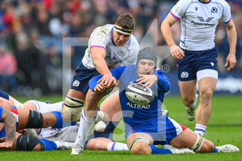 2022-02-26 - France's Francois Cros gets to the ball ahead of Scotland's Sam Skinner during the Six Nations 2022, rugby union match between Scotland and France on February 26, 2022 at BT Murrayfield Stadium in Edinburgh, Scotland - SIX NATIONS 2022 - SCOTLAND VS FRANCE - SIX NATIONS - RUGBY