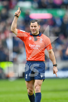 2022-02-26 - Referee Karl Dickson during the Six Nations 2022, rugby union match between Scotland and France on February 26, 2022 at BT Murrayfield Stadium in Edinburgh, Scotland - SIX NATIONS 2022 - SCOTLAND VS FRANCE - SIX NATIONS - RUGBY