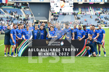 2022-02-26 - The winning French team with the Auld Alliance Trophy after the finals whistle of the Six Nations 2022, rugby union match between Scotland and France on February 26, 2022 at BT Murrayfield Stadium in Edinburgh, Scotland - SIX NATIONS 2022 - SCOTLAND VS FRANCE - SIX NATIONS - RUGBY