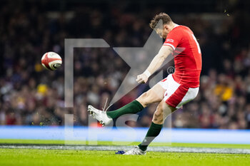 2022-03-11 - Dan Biggar of Wales kicks a penalty during the Six Nations 2022 rugby union match between Wales and France on March 11, 2022 at Principality Stadium in Cardiff, Wales - SIX NATIONS 2022 - WALES VS FRANCE - SIX NATIONS - RUGBY