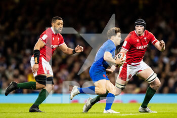 2022-03-11 - Antoine Dupont of France under pressure from Taulupe Faletau, Seb Davies of Wales during the Six Nations 2022 rugby union match between Wales and France on March 11, 2022 at Principality Stadium in Cardiff, Wales - SIX NATIONS 2022 - WALES VS FRANCE - SIX NATIONS - RUGBY