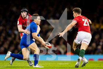 2022-03-11 - Antoine Dupont of France under pressure from Seb Davies and Kieran Hardy of Wales during the Six Nations 2022 rugby union match between Wales and France on March 11, 2022 at Principality Stadium in Cardiff, Wales - SIX NATIONS 2022 - WALES VS FRANCE - SIX NATIONS - RUGBY