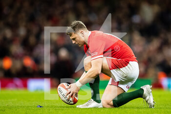 2022-03-11 - Dan Biggar of Wales lines up a kick at goal during the Six Nations 2022 rugby union match between Wales and France on March 11, 2022 at Principality Stadium in Cardiff, Wales - SIX NATIONS 2022 - WALES VS FRANCE - SIX NATIONS - RUGBY
