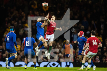 2022-03-11 - Liam Williams of Wales vies for the ball with Romain Ntamack of France during the Six Nations 2022 rugby union match between Wales and France on March 11, 2022 at Principality Stadium in Cardiff, Wales - SIX NATIONS 2022 - WALES VS FRANCE - SIX NATIONS - RUGBY