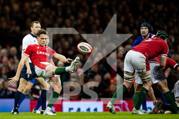 2022-03-11 - Kieran Hardy of Wales kicks ahead during the Six Nations 2022 rugby union match between Wales and France on March 11, 2022 at Principality Stadium in Cardiff, Wales - SIX NATIONS 2022 - WALES VS FRANCE - SIX NATIONS - RUGBY