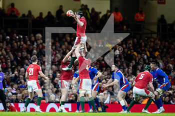 2022-03-11 - Seb Davies of Wales claims the lineout during the Six Nations 2022 rugby union match between Wales and France on March 11, 2022 at Principality Stadium in Cardiff, Wales - SIX NATIONS 2022 - WALES VS FRANCE - SIX NATIONS - RUGBY