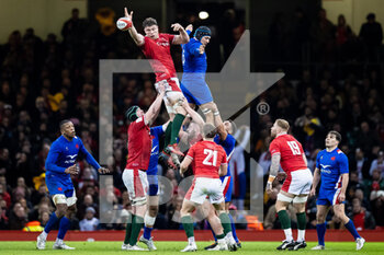 2022-03-11 - Will Rowlands of Wales claims the lineout, Francois Cros of France during the Six Nations 2022 rugby union match between Wales and France on March 11, 2022 at Principality Stadium in Cardiff, Wales - SIX NATIONS 2022 - WALES VS FRANCE - SIX NATIONS - RUGBY