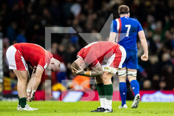 2022-03-11 - Ross Moriarty of Wales and team-mate Dillon Lewis in despair at the final whistle during the Six Nations 2022 rugby union match between Wales and France on March 11, 2022 at Principality Stadium in Cardiff, Wales - SIX NATIONS 2022 - WALES VS FRANCE - SIX NATIONS - RUGBY