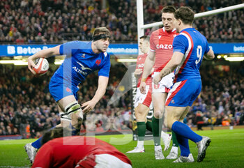 2022-03-11 - Anthony Jelonch of France celebrates after his try with Antoine Dupont during the Six Nations 2022 rugby union match between Wales and France on March 11, 2022 at Principality Stadium in Cardiff, Wales - SIX NATIONS 2022 - WALES VS FRANCE - SIX NATIONS - RUGBY