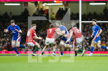 2022-03-11 - Gregory Alldritt of France and Dan Biggar, Josh Navidi, Ryan Elias of Wales during the Six Nations 2022 rugby union match between Wales and France on March 11, 2022 at Principality Stadium in Cardiff, Wales - SIX NATIONS 2022 - WALES VS FRANCE - SIX NATIONS - RUGBY