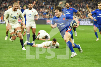 2022-03-19 - Antoine Dupont (FRA) runs with the ball and scores a try during the Six Nations 2022 rugby union match between France and England on March 19, 2022 at Stade de France in Saint-Denis, France - SIX NATIONS 2022 - FRANCE VS ENGLAND - SIX NATIONS - RUGBY