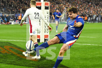2022-03-19 - Antoine Dupont (FRA) runs with the ball and scores a try during the Six Nations 2022 rugby union match between France and England on March 19, 2022 at Stade de France in Saint-Denis, France - SIX NATIONS 2022 - FRANCE VS ENGLAND - SIX NATIONS - RUGBY