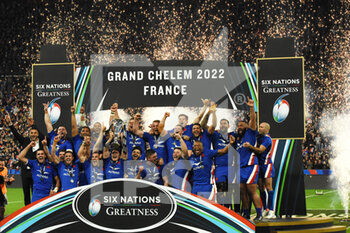2022-03-19 - France team wins the Grand Chelem (Grand Slam) during the Six Nations 2022 rugby union match between France and England on March 19, 2022 at Stade de France in Saint-Denis, France - SIX NATIONS 2022 - FRANCE VS ENGLAND - SIX NATIONS - RUGBY