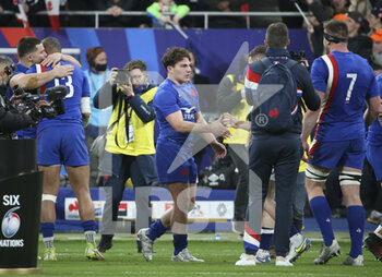 2022-03-20 - Antoine Dupont of France celebrates the Grand Slam victory following the Six Nations 2022 rugby union match between France and England on March 19, 2022 at Stade de France in Saint-Denis near Paris, France - SIX NATIONS 2022 - FRANCE VS ENGLAND - SIX NATIONS - RUGBY