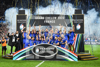 2022-03-20 - Team of France celebrate the victory during the Six Nations 2022 rugby union match between France and England on March 19, 2022 at Stade de France in Saint-Denis, France - SIX NATIONS 2022 - FRANCE VS ENGLAND - SIX NATIONS - RUGBY
