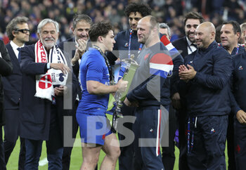 2022-03-20 - Antoine Dupont of France, assistant coach of France William Servat celebrate the Grand Slam victory following the Six Nations 2022 rugby union match between France and England on March 19, 2022 at Stade de France in Saint-Denis near Paris, France - SIX NATIONS 2022 - FRANCE VS ENGLAND - SIX NATIONS - RUGBY