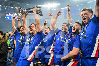 2022-03-20 - Team of France celebrate the victory during the Six Nations 2022 rugby union match between France and England on March 19, 2022 at Stade de France in Saint-Denis, France - SIX NATIONS 2022 - FRANCE VS ENGLAND - SIX NATIONS - RUGBY