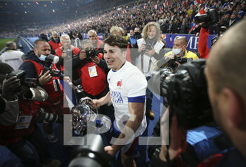 2022-03-20 - Antoine Dupont of France celebrates the Grand Slam victory following the Six Nations 2022 rugby union match between France and England on March 19, 2022 at Stade de France in Saint-Denis near Paris, France - SIX NATIONS 2022 - FRANCE VS ENGLAND - SIX NATIONS - RUGBY