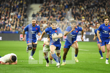 2022-03-20 - Antoine Dupont (FRA) runs with the ball during the Six Nations 2022 rugby union match between France and England on March 19, 2022 at Stade de France in Saint-Denis, France - SIX NATIONS 2022 - FRANCE VS ENGLAND - SIX NATIONS - RUGBY