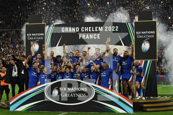 2022-03-20 - France team wins the Grand Chelem (Grand Slam) during the Six Nations 2022 rugby union match between France and England on March 19, 2022 at Stade de France in Saint-Denis, France - SIX NATIONS 2022 - FRANCE VS ENGLAND - SIX NATIONS - RUGBY