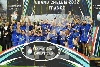 2022-03-20 - France team wins the Grand Chelem (Grand Slam) during the Six Nations 2022 rugby union match between France and England on March 19, 2022 at Stade de France in Saint-Denis, France - SIX NATIONS 2022 - FRANCE VS ENGLAND - SIX NATIONS - RUGBY