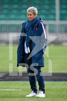 2022-04-10 - France head coach, Annick Hayraud during the warm up before the Women’s Six Nations 2022, rugby union match between Scotland and France on April 10, 2022 at Scotstoun Stadium in Glasgow, Scotland - WOMEN’S SIX NATIONS 2022 - SCOTLAND VS FRANCE - SIX NATIONS - RUGBY
