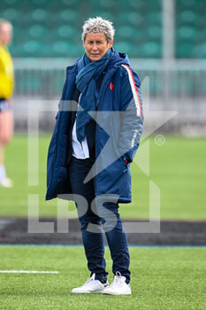 2022-04-10 - France head coach, Annick Hayraud during the warm up before the Women’s Six Nations 2022, rugby union match between Scotland and France on April 10, 2022 at Scotstoun Stadium in Glasgow, Scotland - WOMEN’S SIX NATIONS 2022 - SCOTLAND VS FRANCE - SIX NATIONS - RUGBY