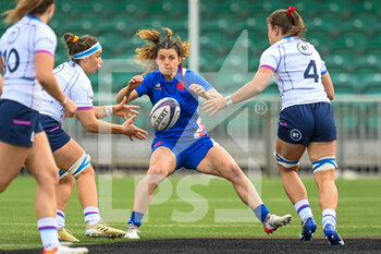 2022-04-10 - France's Laure Touye looks to intercept a pass during the Women’s Six Nations 2022, rugby union match between Scotland and France on April 10, 2022 at Scotstoun Stadium in Glasgow, Scotland - WOMEN’S SIX NATIONS 2022 - SCOTLAND VS FRANCE - SIX NATIONS - RUGBY