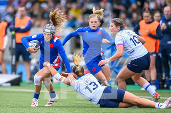 2022-04-10 - France's Melissande Llorens tries to break the tackle of Scotland's Emma Orr during the Women’s Six Nations 2022, rugby union match between Scotland and France on April 10, 2022 at Scotstoun Stadium in Glasgow, Scotland - WOMEN’S SIX NATIONS 2022 - SCOTLAND VS FRANCE - SIX NATIONS - RUGBY