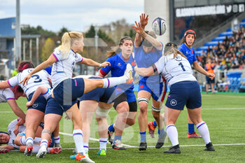 2022-04-10 - Scotland's Jenny Maxwell sees her box kick charged down by France's Gaelle Hermet during the Women’s Six Nations 2022, rugby union match between Scotland and France on April 10, 2022 at Scotstoun Stadium in Glasgow, Scotland - WOMEN’S SIX NATIONS 2022 - SCOTLAND VS FRANCE - SIX NATIONS - RUGBY