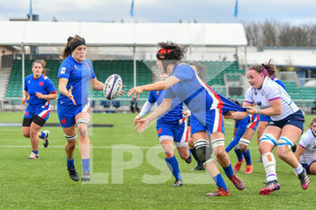 2022-04-10 - France's Celine Ferer offloads the ball to France's Gaelle Hermet during the Women’s Six Nations 2022, rugby union match between Scotland and France on April 10, 2022 at Scotstoun Stadium in Glasgow, Scotland - WOMEN’S SIX NATIONS 2022 - SCOTLAND VS FRANCE - SIX NATIONS - RUGBY
