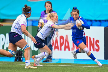 2022-04-10 - France's Alexandra Chambon is tackled by Scotland's Jenny Maxwell during the Women’s Six Nations 2022, rugby union match between Scotland and France on April 10, 2022 at Scotstoun Stadium in Glasgow, Scotland - WOMEN’S SIX NATIONS 2022 - SCOTLAND VS FRANCE - SIX NATIONS - RUGBY